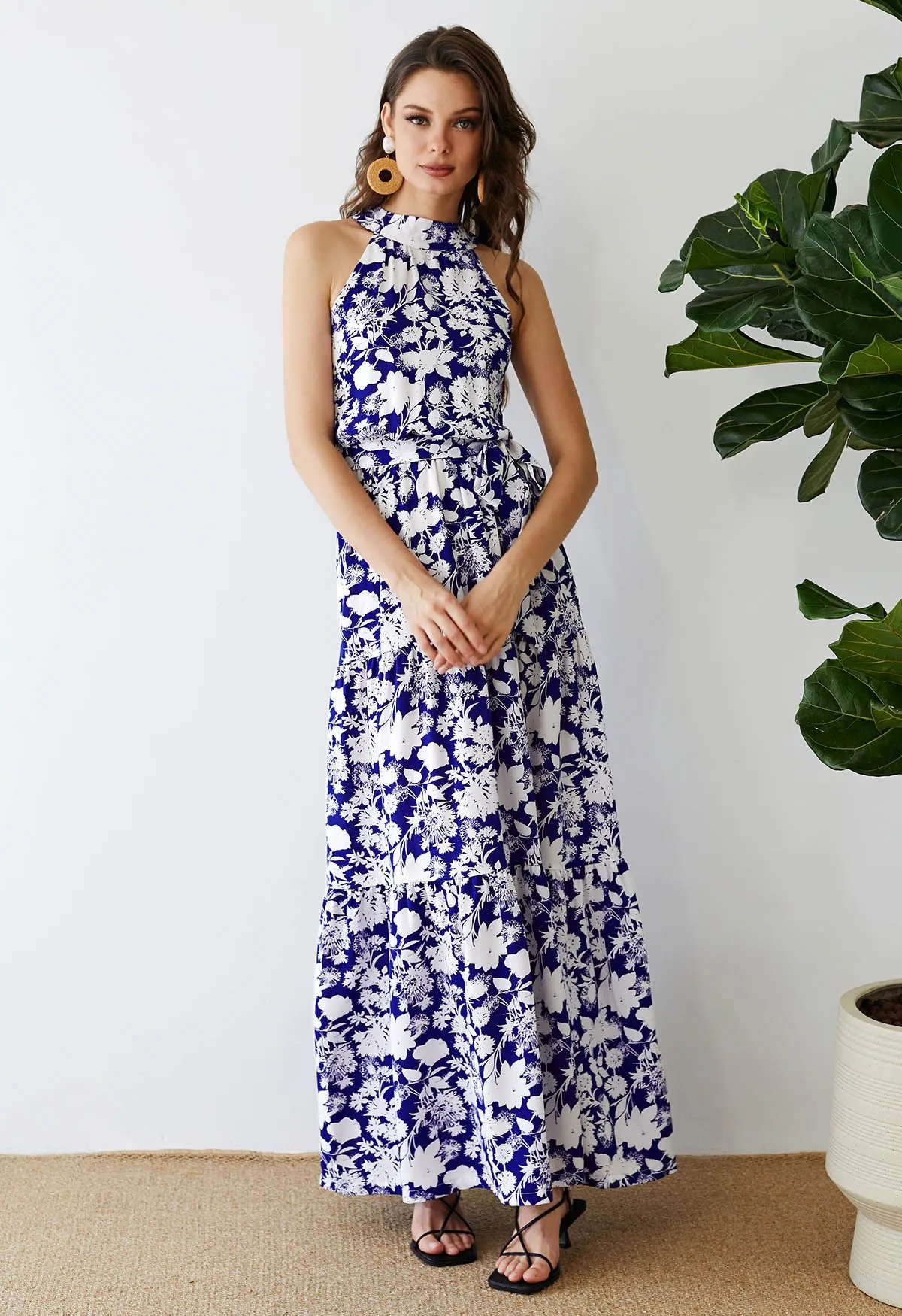 Neckholder-Maxikleid mit Taillenschnürung und Indigo-Blumenmuster
