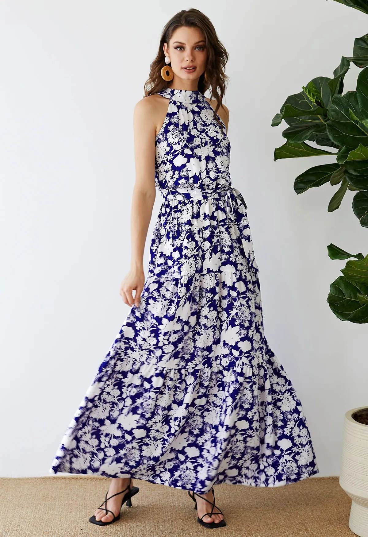 Neckholder-Maxikleid mit Taillenschnürung und Indigo-Blumenmuster