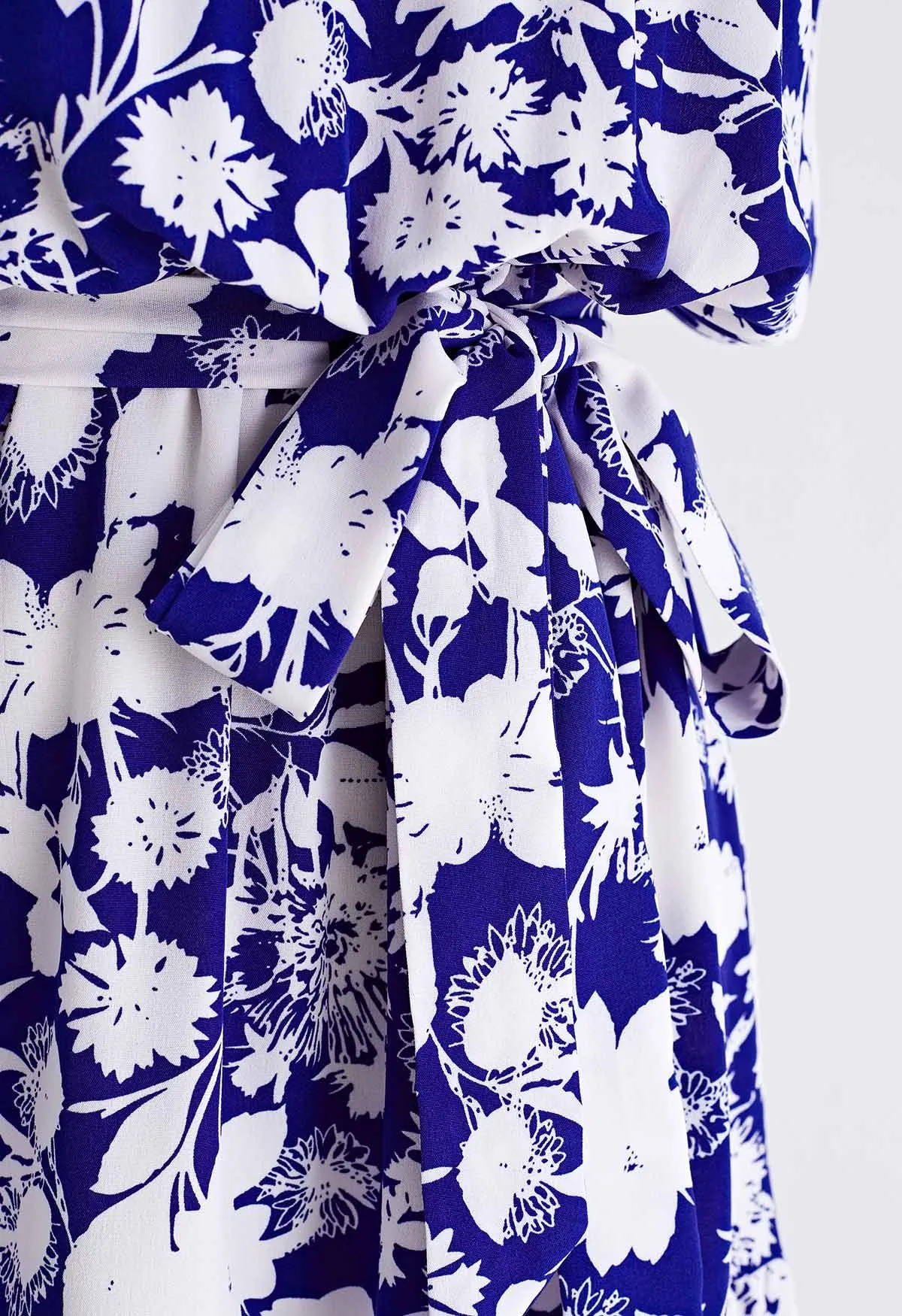 Neckholder-Maxikleid mit Taillenschnürung und Indigo-Blumenmuster