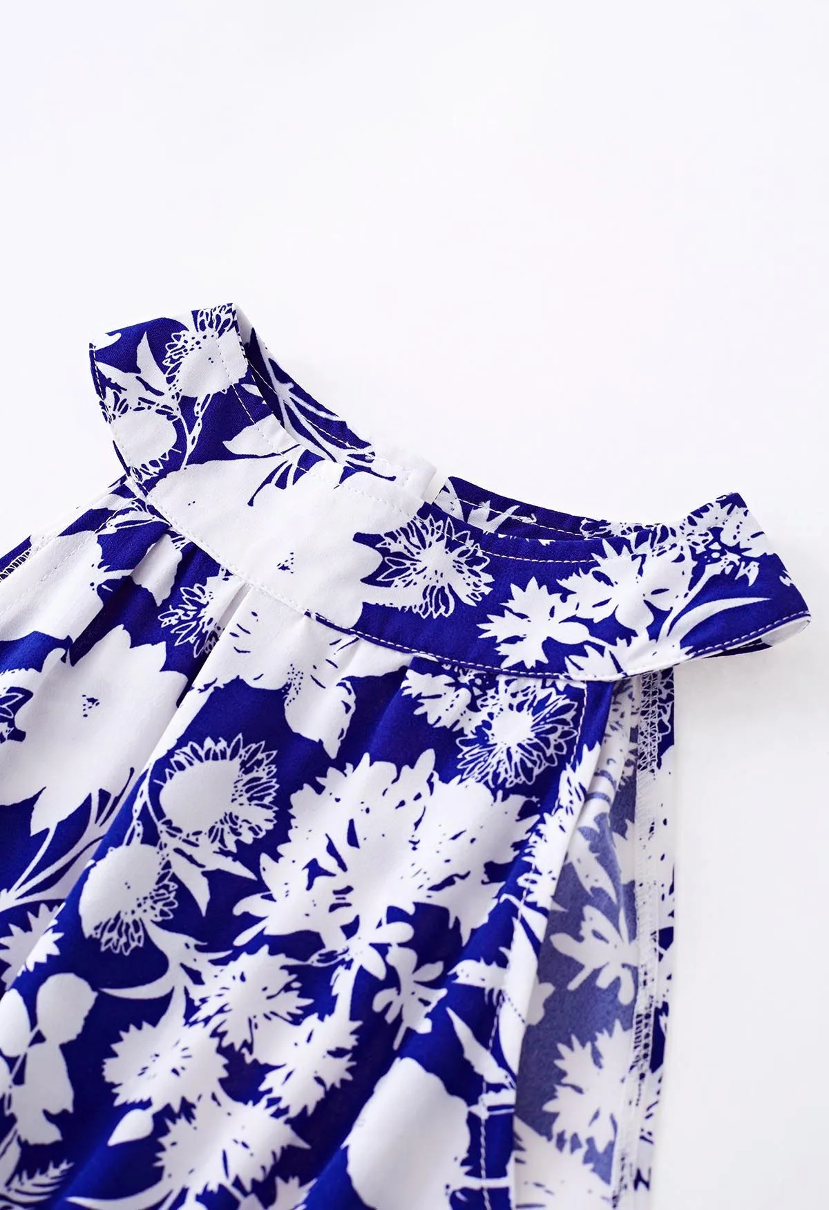 Neckholder-Maxikleid mit Taillenschnürung und Indigo-Blumenmuster