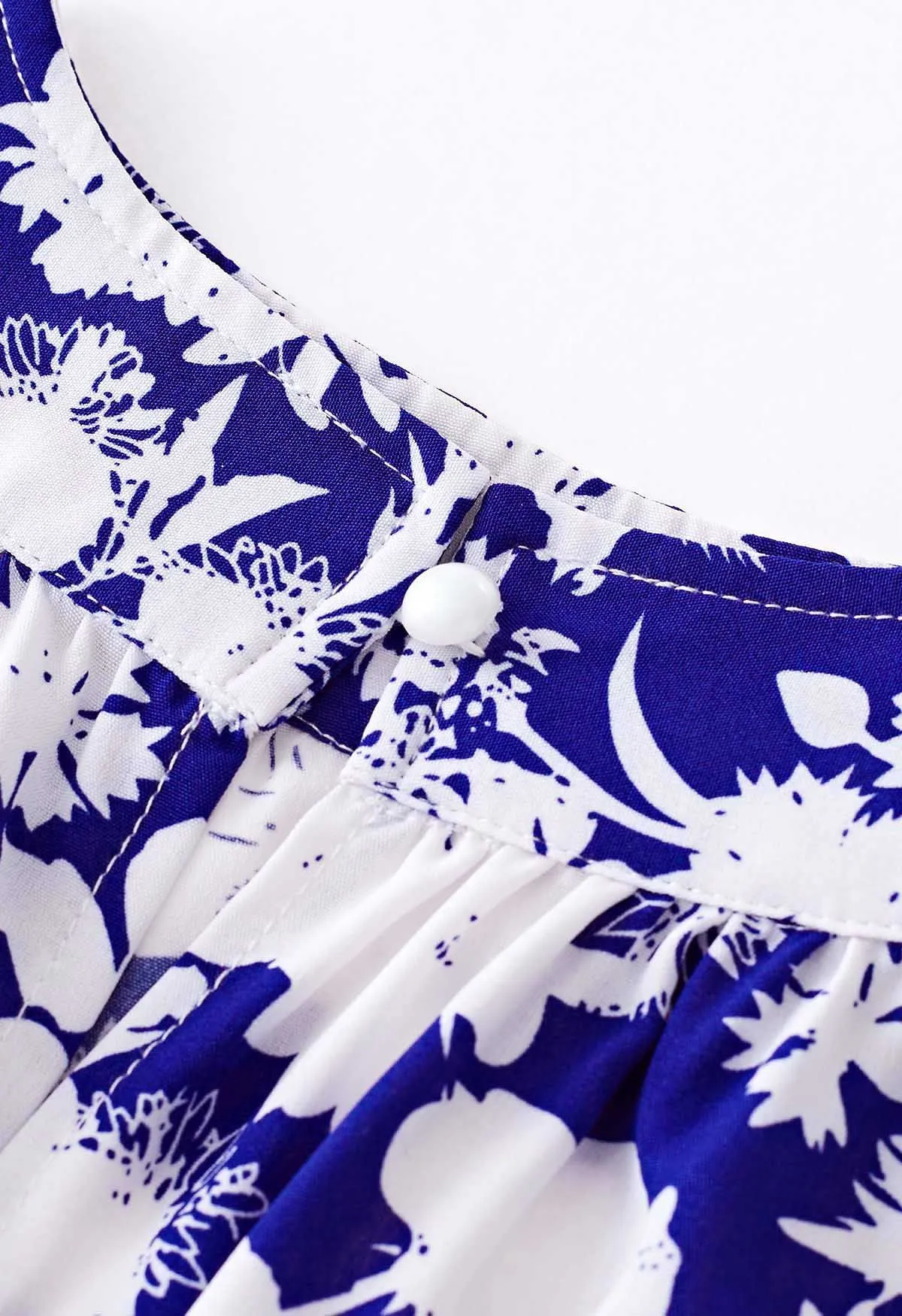 Neckholder-Maxikleid mit Taillenschnürung und Indigo-Blumenmuster