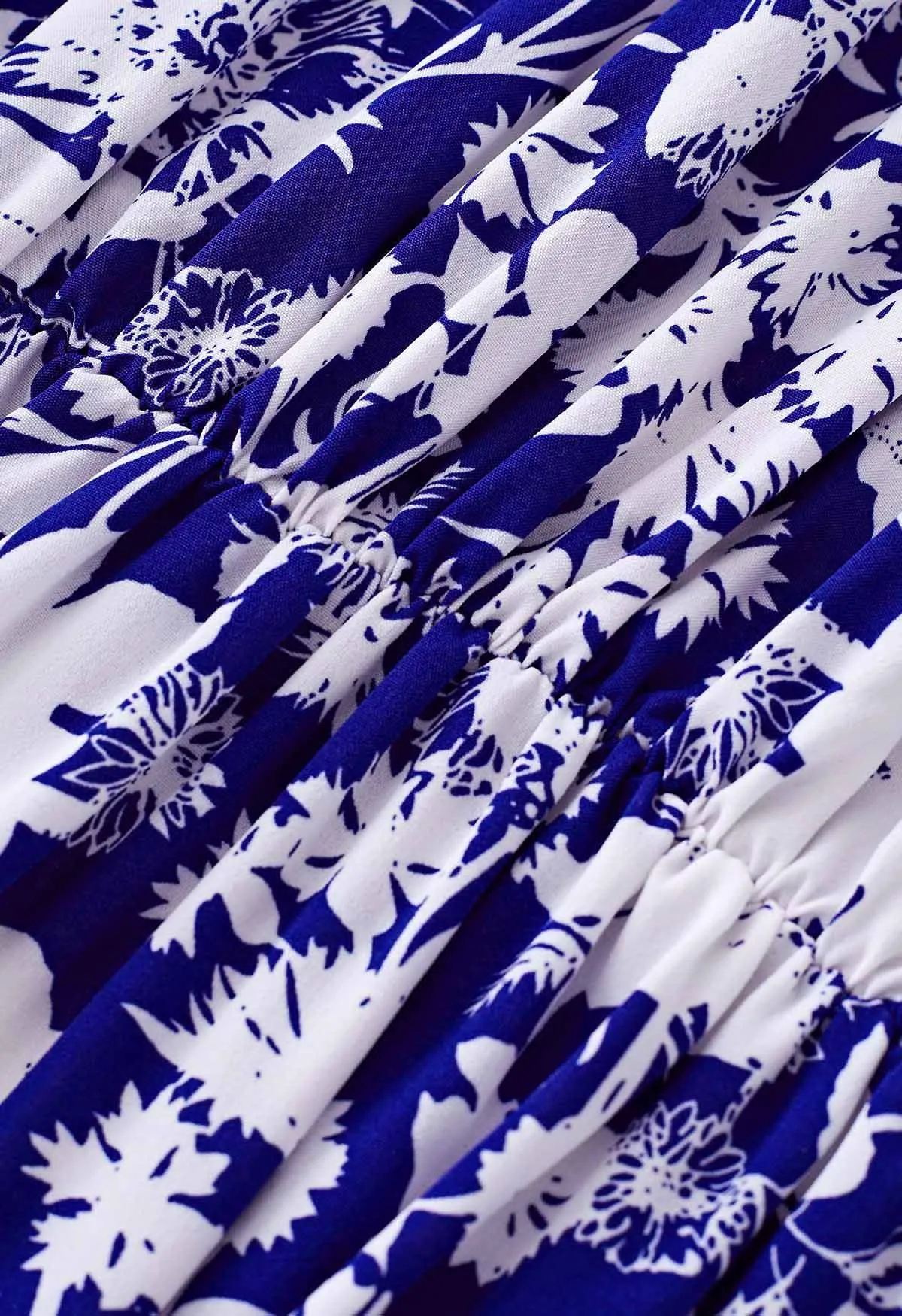 Neckholder-Maxikleid mit Taillenschnürung und Indigo-Blumenmuster